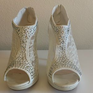 White rhinestone lace platform heel. Size 6.5.wedding or party shoes.
